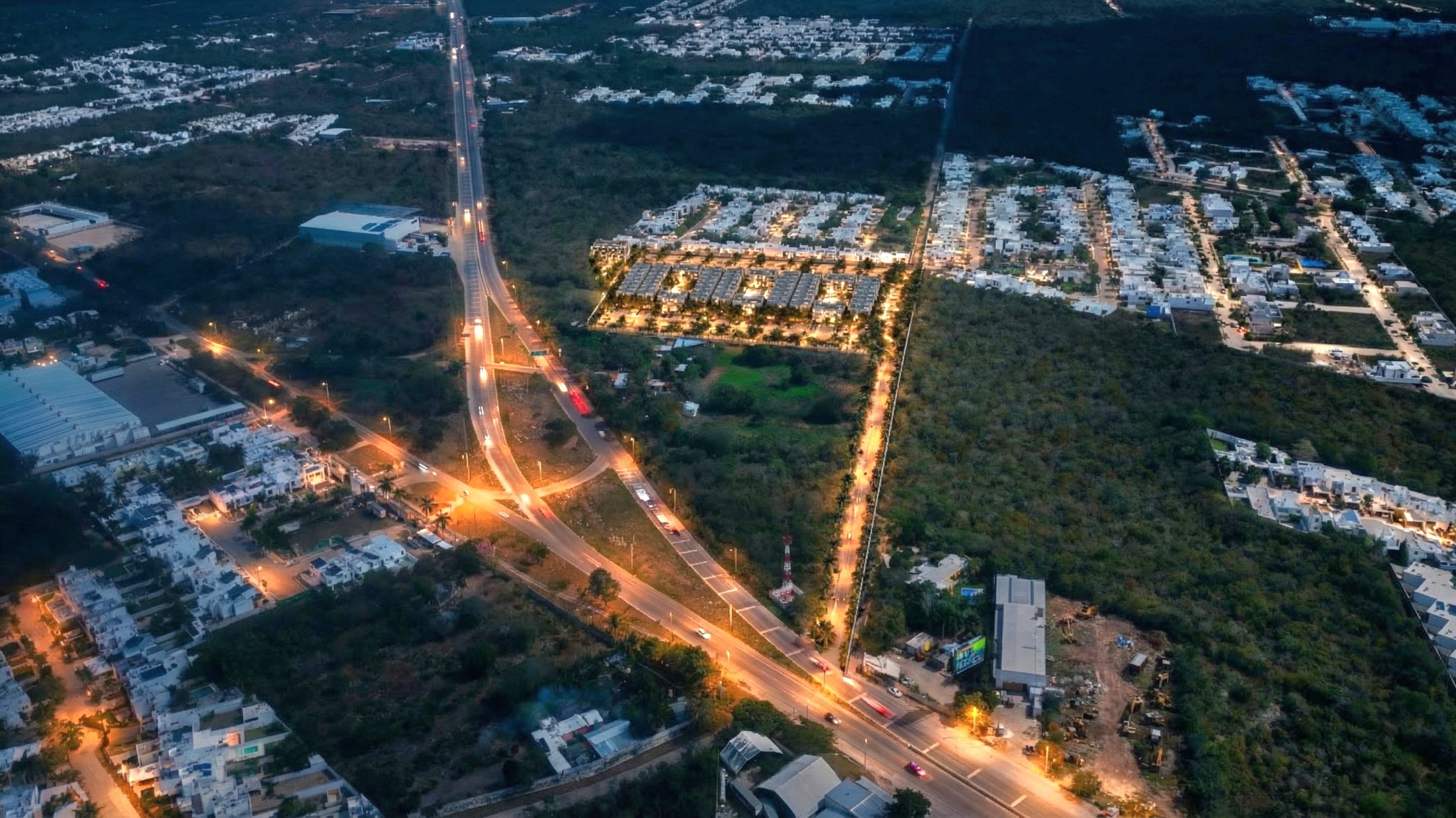 Vista aérea nocturna de Distrito Conkal sobre la vía principal al norte de Mérida