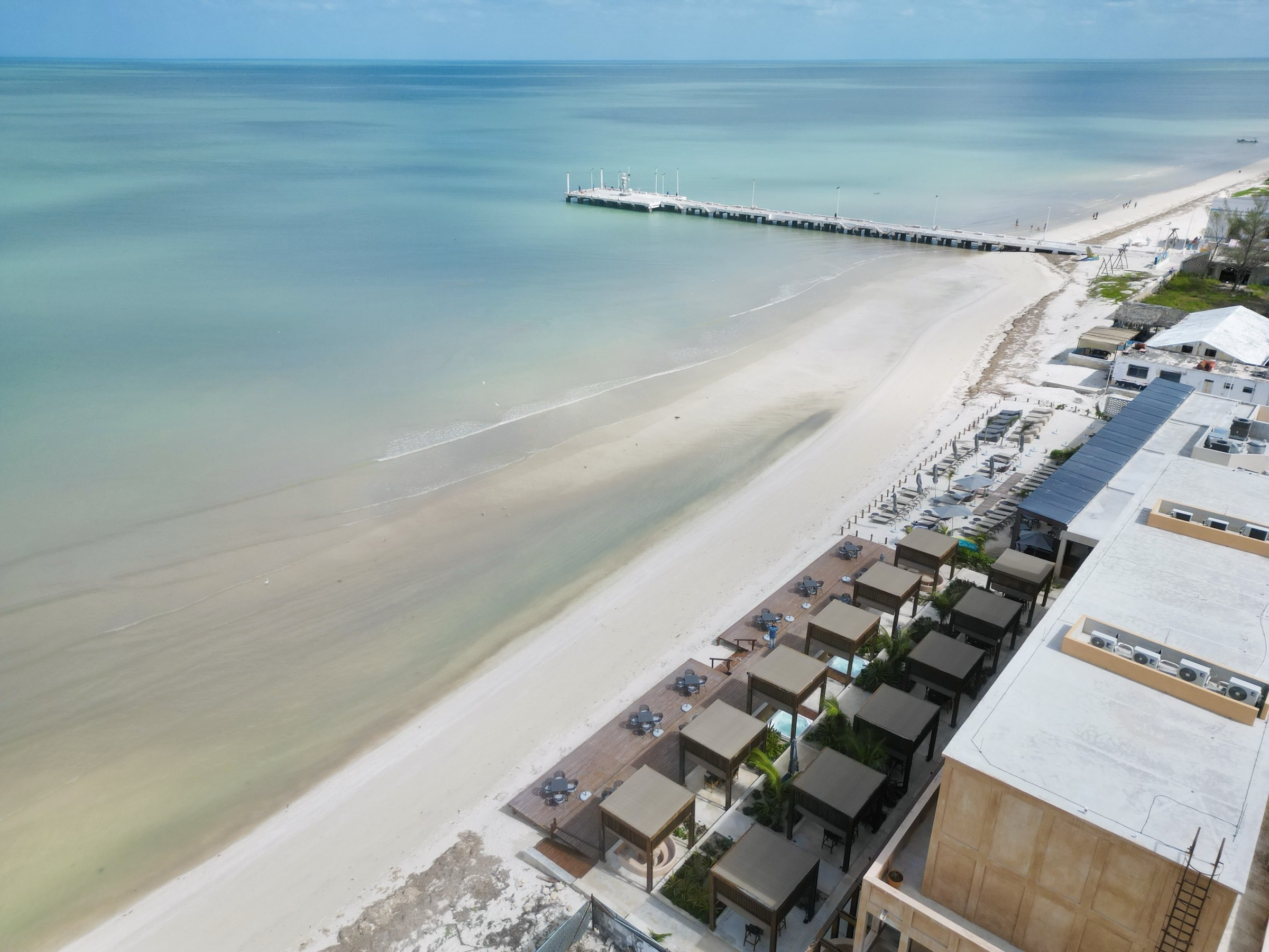 Club de playa de Residencial Puerto Telchac con terrazas y albercas