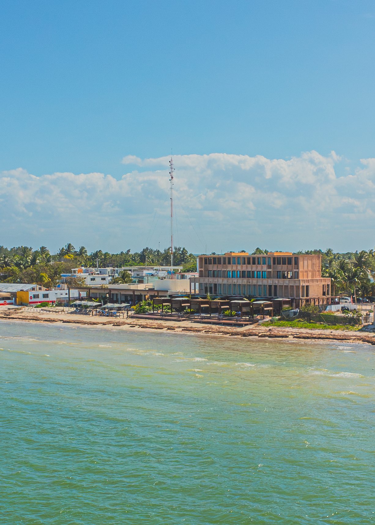 Vista aérea de Playaviva Beach Club sobre la costa