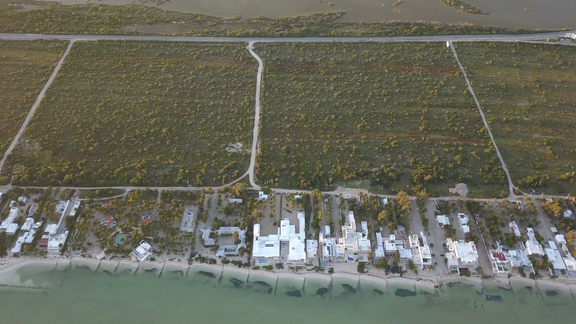Vista aérea de los lotes delimitados de Soletta, junto a la zona ya construida de Chicxulub